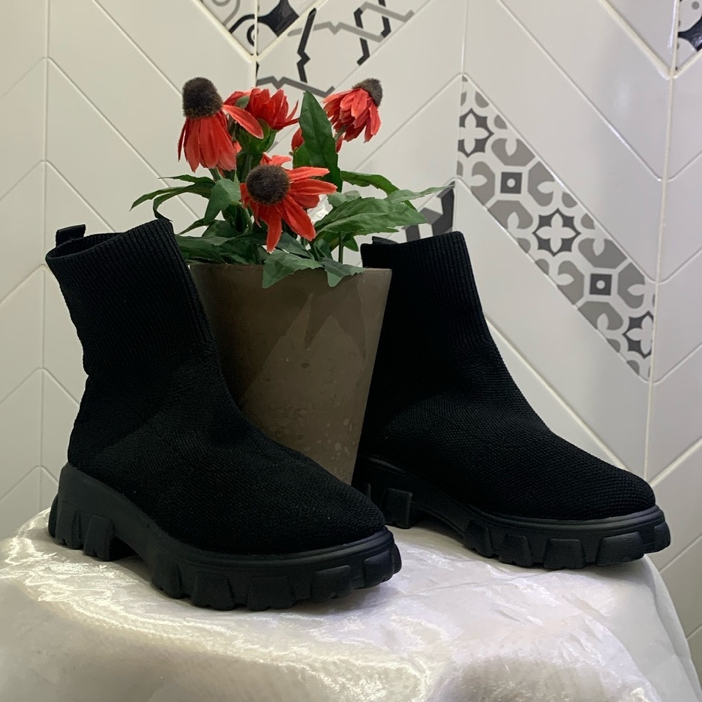 BNWT Fashionable Comfort Fall Black Pull on Booties